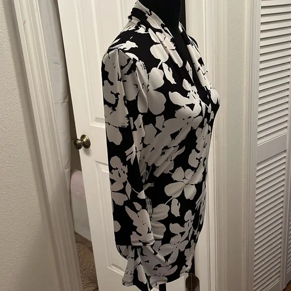 Vince Camuto Floral Black and White Blouse - Picture 5 of 6